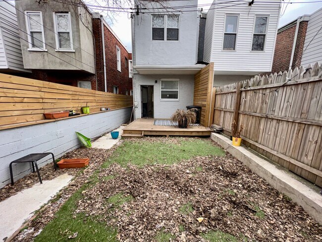 Building Photo - Newly Renovated 3-Bedroom Townhouse in Wes...