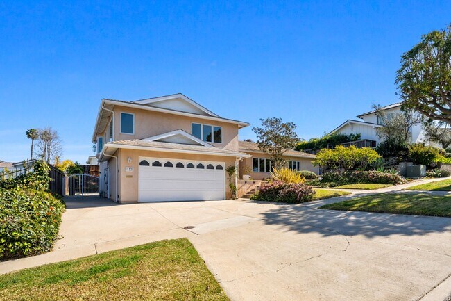 Building Photo - Spacious Two-Story 5 BD/3 BA Home in Desirable East Bluff Neighborhood