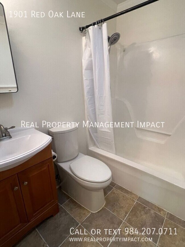 Building Photo - 1901 Red Oak Ln