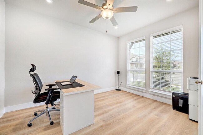 Building Photo - 317 Rock Knl St