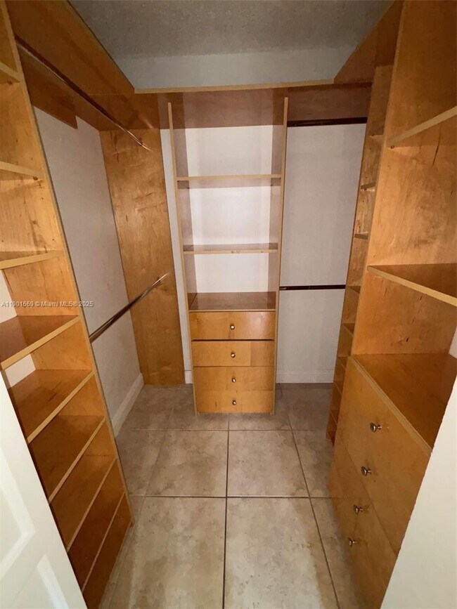 Building Photo - 17011 N Bay Rd