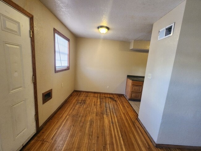 Building Photo - $550 - 1 bed 1 bath apartment *FIRST FULL MONTH RENT FREE*