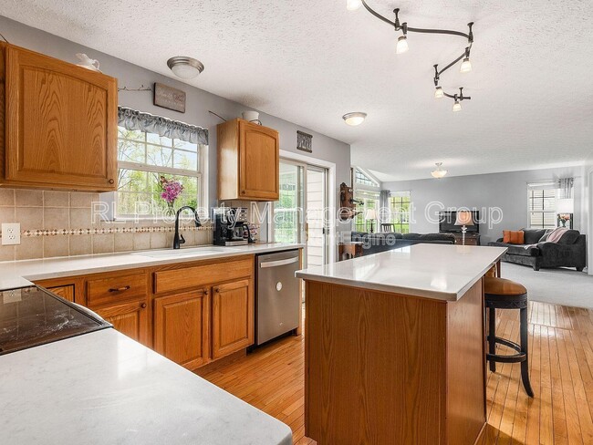 Building Photo - 5551 Ainsley Dr
