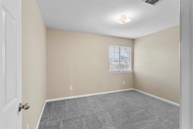 Building Photo - 2423 Pinpoint Dr