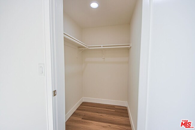 Building Photo - 10801 Kling St