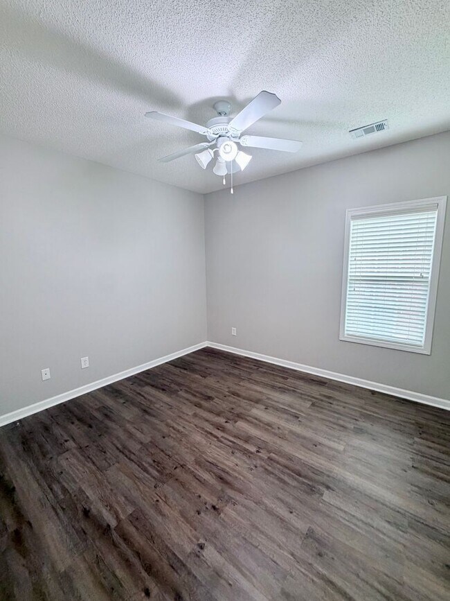 Building Photo - 705 Post Oak Way