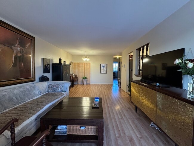 Building Photo - 13 Parkside Ct