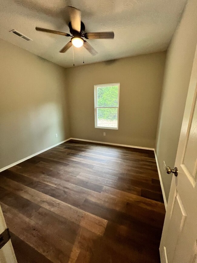 Building Photo - 3 bedroom 1 bath 2 car garage 1/2 Off First months rent!