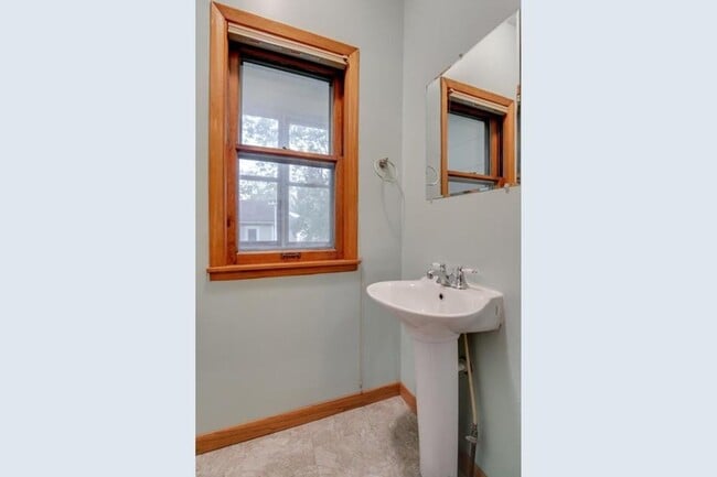 Building Photo - Charming 4 Bedroom/1.5 Bath Home for Rent