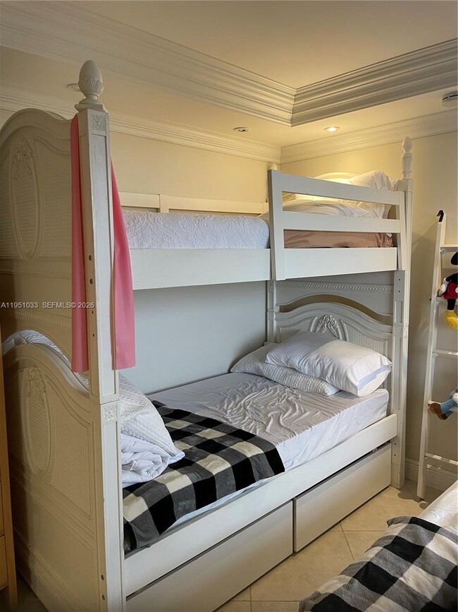 Building Photo - 2555 Collins Ave