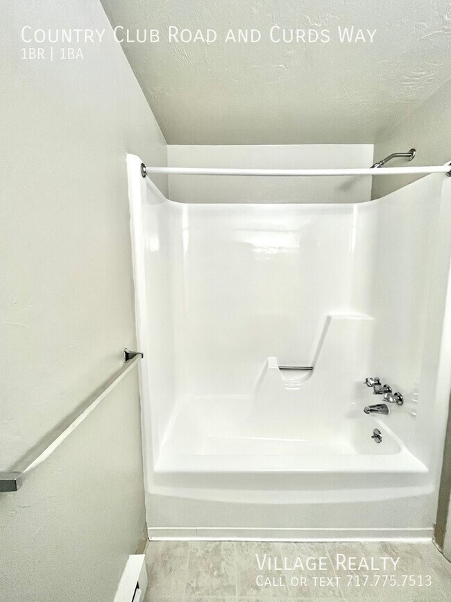 Building Photo - 613 Country Club Rd