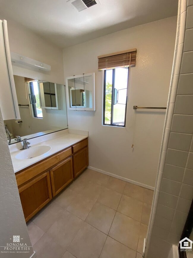 Building Photo - Townhouse in Desirable Location, Near Shopping, Bike Trails, Water & Garbage Included