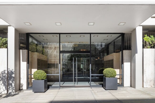 Building Photo - 2200 Sacramento St