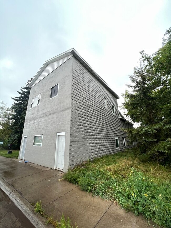 Building Photo - AVAILABLE APRIL 1st - 2 Bed 1 Bath Upper Apt!