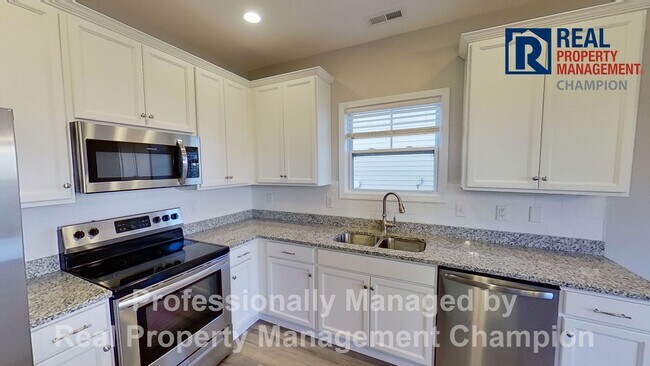 Building Photo - Spacious Home with Fenced Yard