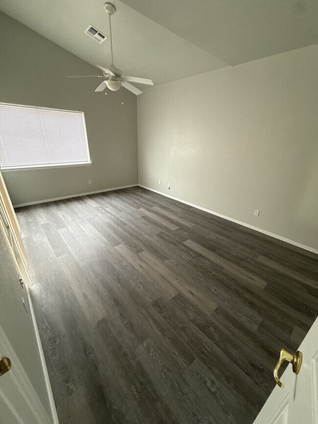 Building Photo - 1825 E Shore Villas Dr