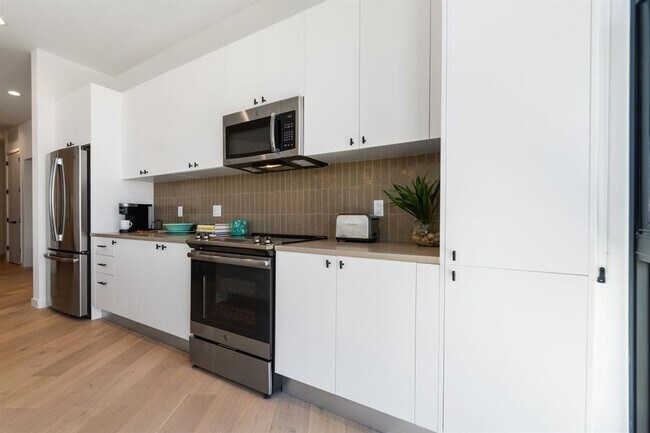 Building Photo - 800 Embassy Dr