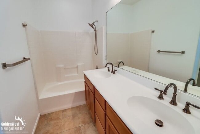 Building Photo - Charming 2Bdm 2Ba Tri-Level Condo in Otay ...