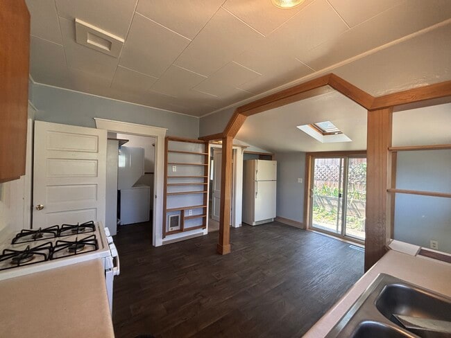 Building Photo - 735 Roca St