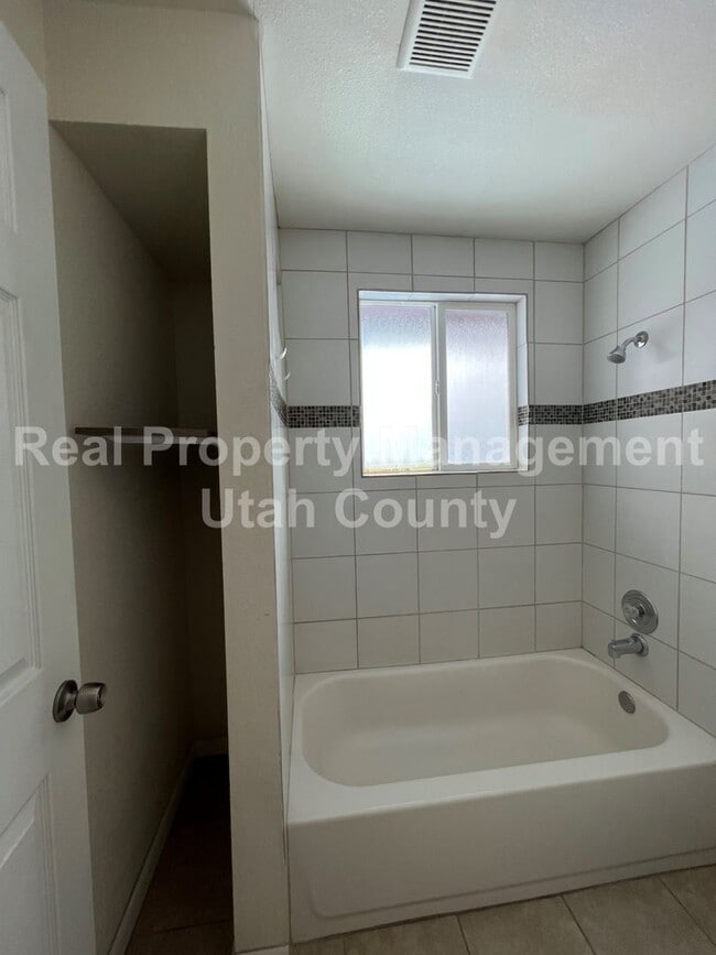 Building Photo - Orem Duplex great location