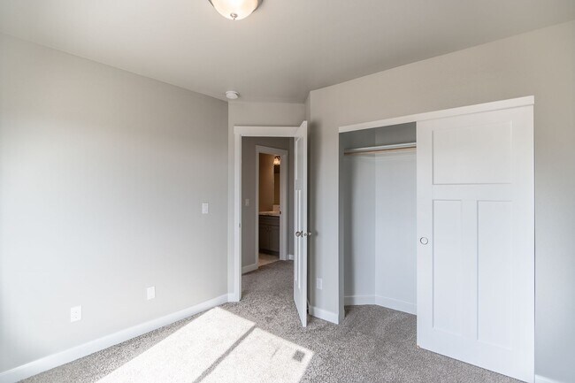 Building Photo - 3 Bed, 2.5 Bath Duplex in Royal City