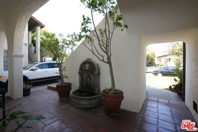 Building Photo - 1114 S Clark Dr