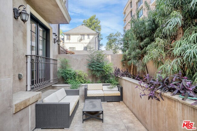 Building Photo - 208 S Lasky Dr
