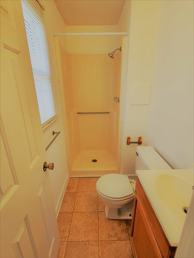 Building Photo - Well maintained large rancher on corner lo...