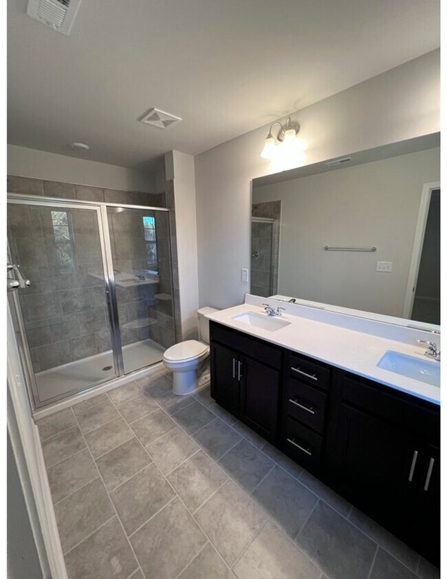 Building Photo - Three Bedroom Home