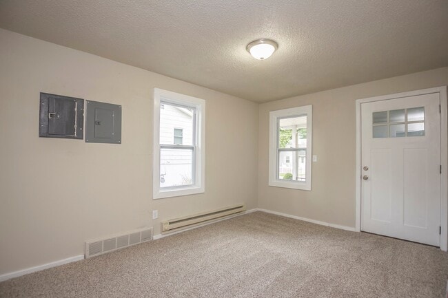 Building Photo - Update 1 bedroom Home with Fenced in Yard