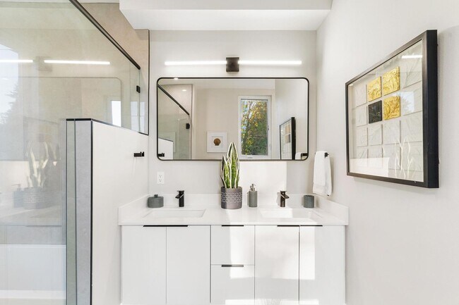 Building Photo - Gorgeous Brand New Construction w/ Rooftop Deck! 3 Bed 2.5 Bath Seattle Home