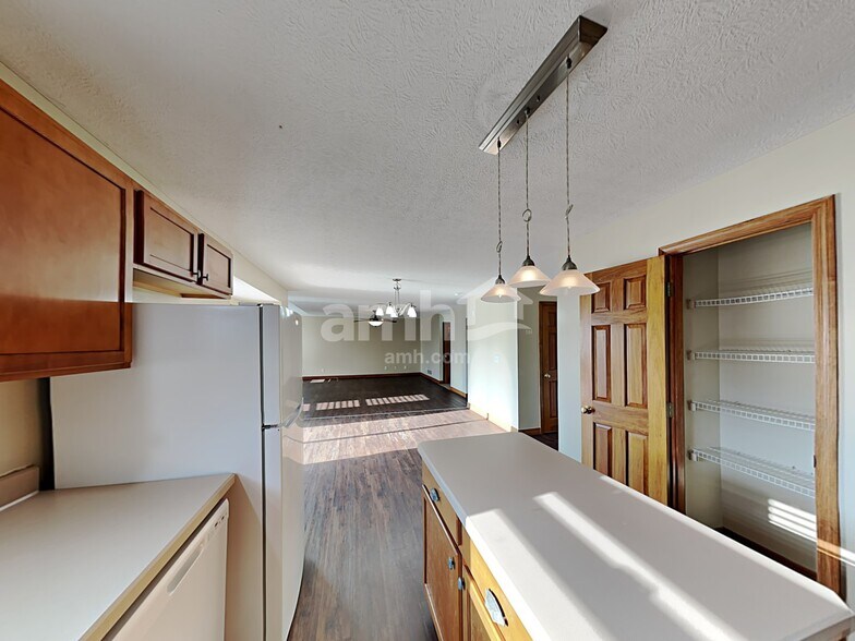 Building Photo - 811 Corylus Dr SW