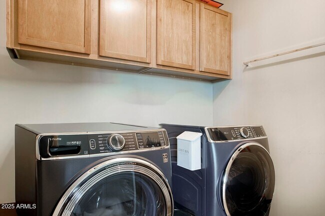 Building Photo - 208 W Portland St