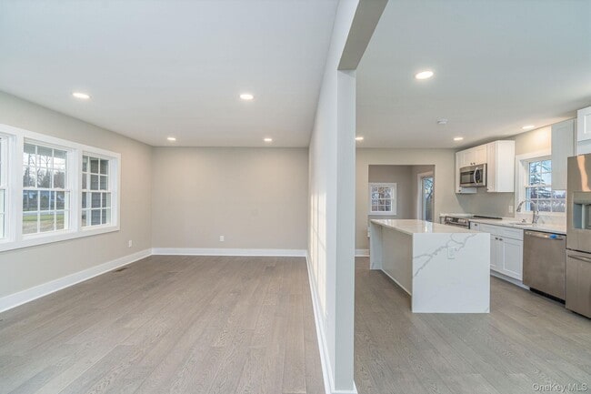 Building Photo - 970 Village Ln