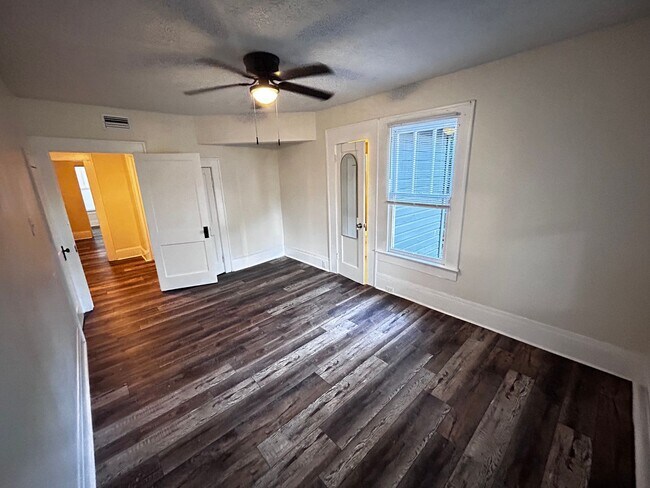 Building Photo - 2561 Rosselle St