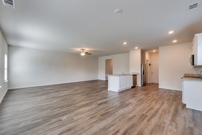 Building Photo - 737 Woody Dr