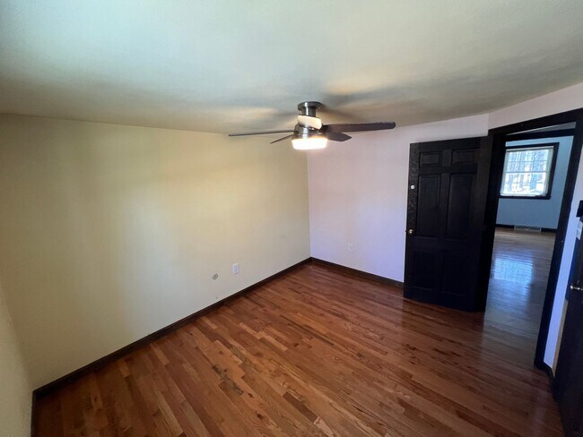 Building Photo - 33 Meadowbrook Dr
