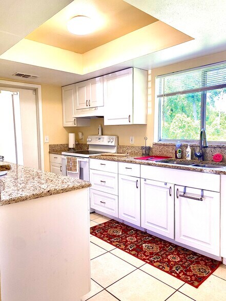 Building Photo - 2633 Kinnon Dr