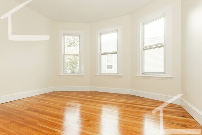 Building Photo - No Brokers Fee, Pets Friendly, Eat-in Kitchen, Big Bedrooms, Laundry on a Site