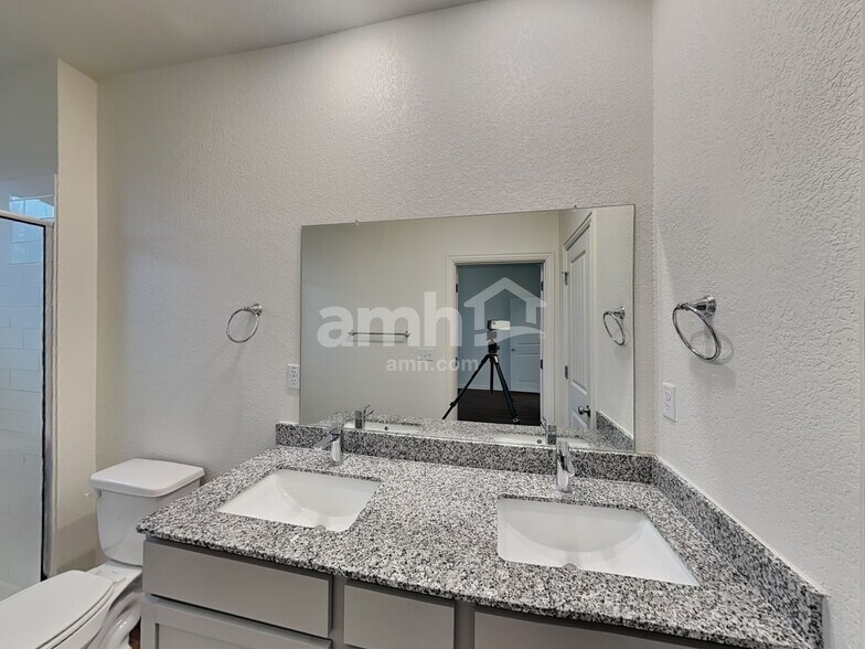 Building Photo - 457 Pebble Bend