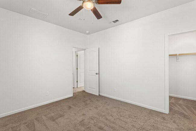 Building Photo - Gorgeous home in Roseville!