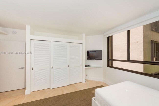 Building Photo - 141 Crandon Blvd