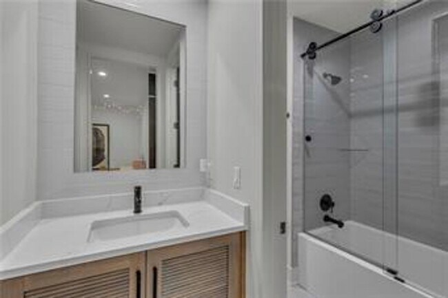 Building Photo - {5842} Luxury Rental in Forrest Ridge Esta...