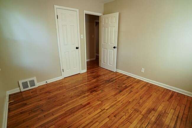 Building Photo - Renovated 3-Bedroom Home - We Welcome Sect...