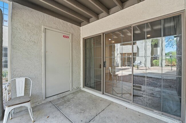 Building Photo - Stunning 2-bedroom, 2-bathroom home in the...