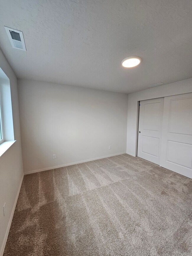 Building Photo - Brand New 3 Bed / 2.5 Bath Duplex – Available Now!
