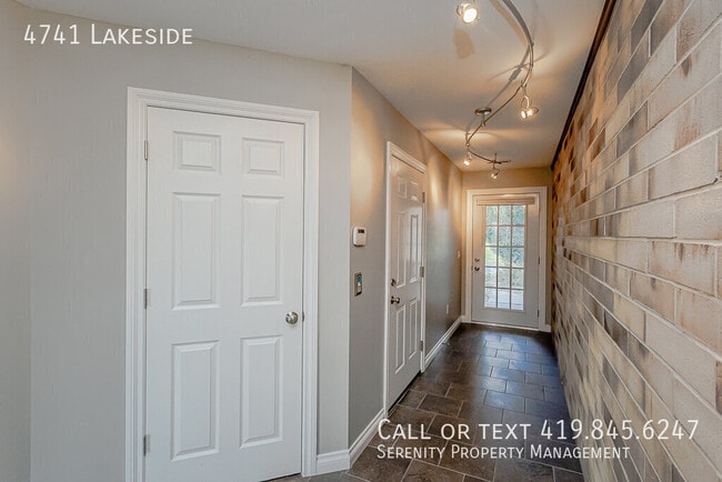 Building Photo - 4741 Lakeside-