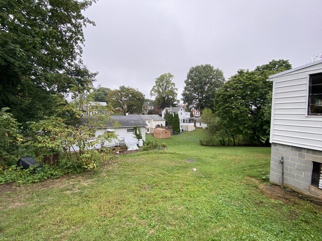 Building Photo - 325 Valley St