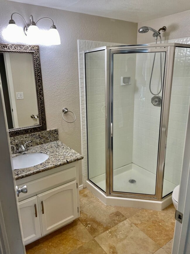 Building Photo - Large Fletcher Hills Home With 3 car Garag...