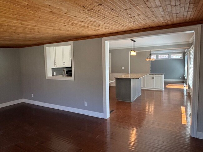 Building Photo - Available NOW! Gorgeous 3BR/2 BA Unit in Hastings!